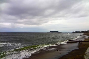 After a typhoon, the sea is alway rough.