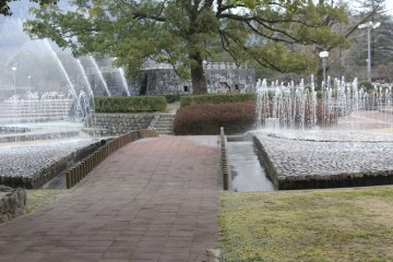<p>The park next to Kintai bridge is full of beautiful fountains.&nbsp;</p>