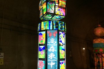 <p>Takamori&nbsp;Higashi Middle School's motif, a lamp with drawings of local flowers&nbsp;</p>