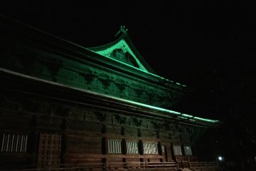 <p>The right side of Zenkoji in green</p>