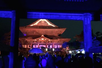 <p>The main hall of Zenkoji seen from the main gate</p>