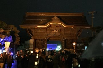 <p>The first gate of Zenkoji, lit in yellow</p>