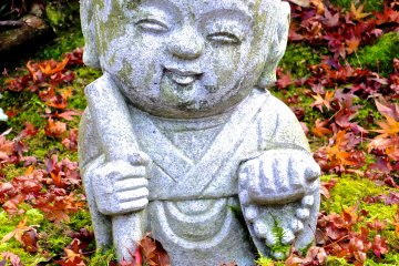 <p>Plong&eacute; dans ses pens&eacute;es</p>