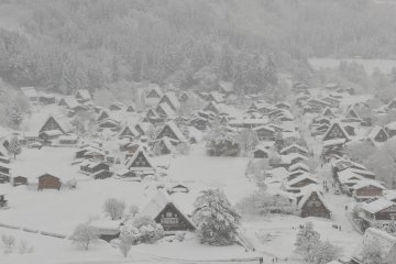 <p>Snow kept falling and the misty scenery looked mysterious</p>