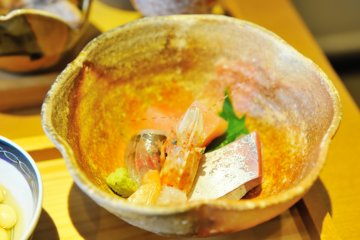 <p>Sashimi (sliced raw fish) of nodoguro (rosy seabass) and deep-water shrimp! The aroma of salty sea water spread through my mouth.</p>