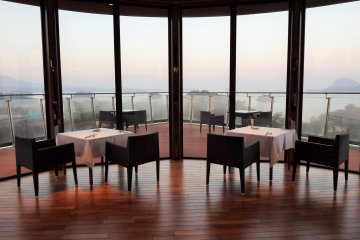 <p>Best seats in the restaurant</p>