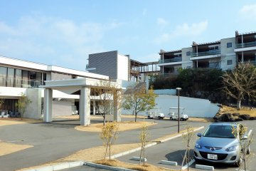 <p>The hotel and parking area</p>