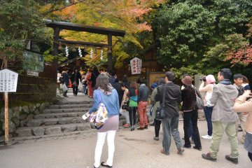<p>Pengunjung yang antri untuk berdoa di Kuil Nonomiya</p>