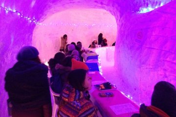 <p>Bar di dalam kamakura (igloo) di mana kamu bisa minum dari cangkir yang terbuat dari es</p>
