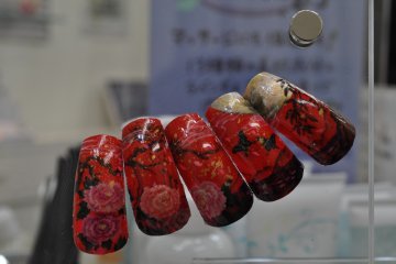 <p>Rose art nails</p>