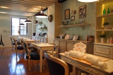 <p>Shimokitazawa salon</p>