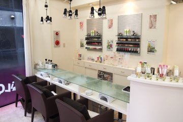 <p>Salon broad view</p>