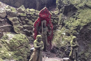 Fudō Myō-ō is quite prevalent at this site. Here in particular he can be seen with his attendants, Kongara and Seitaka. Fudō Myō-ō has a history going back to ancient India. His Sanskrit name is Ācala.
