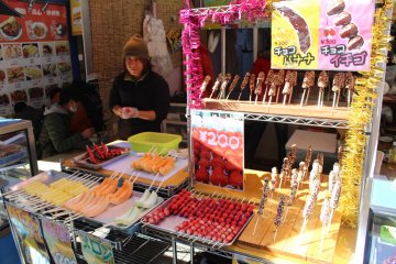 <p>Plenty of food to buy from street stands</p>