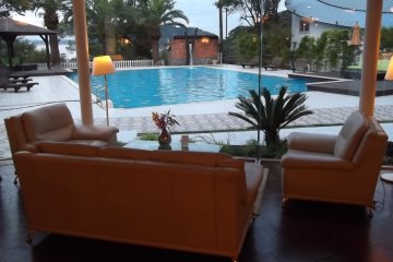 <p>Bersantai di lounge sambil melihat ke kolam renang</p>

