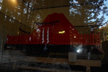 <p>Un mikoshi en bois sous les traits du Mont Fuji</p>