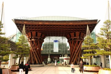 <p>Tsuzumi-mon (Drum Gate) is modeled after a drum used in the Kaga-Hoshou - famous traditional Noh performance in Kaga region. Two pillars in the shape of Japanese drums support a curving roof.</p>