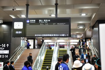<p>Test-ride passengers were welcomed by Miss Hyakumangoku (Kanazawa) and others</p>