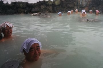 <p>Making some new friends.&nbsp;Tsurunoyu has an outdoor mixed bath to relax and socialize</p>