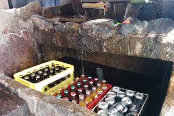 <p>Drinks chilled by cold mineral water gushing from the earth</p>