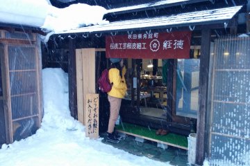 <p>Berlindung dari badai salju yang datang tiba-tiba di dalam toko lokal</p>
