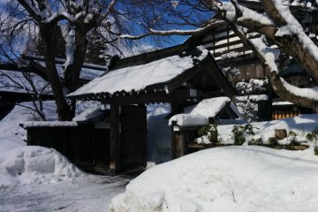 <p>Pintu masuk salah satu rumah samurai bukeyashiki</p>