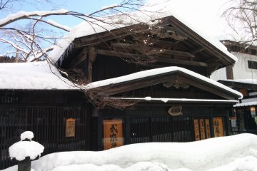 <p>Salju menimbun pintu masuk toko ini</p>