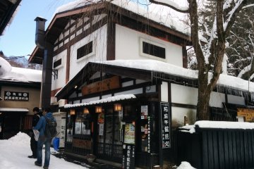 <p>Restoran dengan arsitektur tradisional</p>