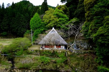 <p>Petit temple avec un toit tr&egrave;s pentu et un cimeti&egrave;re derri&egrave;re</p>
