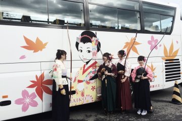 <p>Posing for photographs.</p>