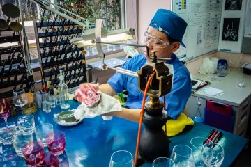 <p>A Kagami&nbsp;craftsman makes fine etchings to the coloured glass layers</p>