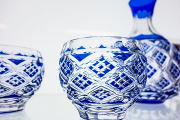 <p>Edo Kiriko&nbsp;glassware using layers of coloured&nbsp;etched glass</p>
