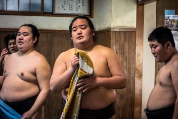 <p>Sumos&nbsp;rest between fierce some bouts</p>