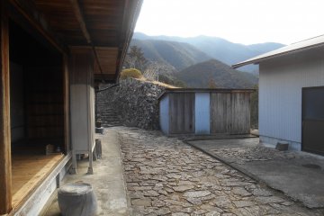<p>Along the way we meet ancient mansions</p>