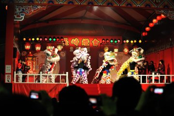 Panggung khusus untuk Tarian Singa Cina yang diletakkan di dalam Taman Minato-koen