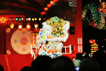 Singa ini sungguh berbeda dengan tradisi Jepang yang dulu menggigit kepala saya waktu saya masih kecil!