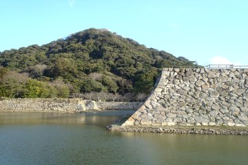 <p>Les ruines du ch&acirc;teau de Hagi</p>