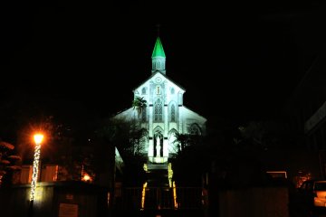 La célèbre église catholique Oura  se distingue même au loin par sa silhouette qui s'élance dans le ciel nocturne