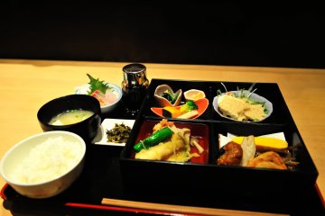 L'odeur du printemps qui s'échappe de cette boîte de bento est simplement délicieuse ! C'est un choix idéal pour le déjeuner