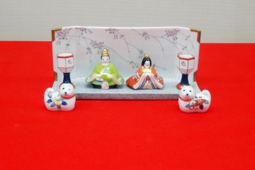 <p>A small set of porcelain Hina dolls in Imari</p>