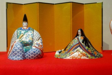 <p>A close-up of the Emperor and Empress dolls</p>