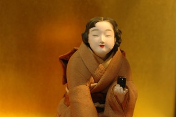 <p>This glass-encased doll exudes the same grace and elegance that only a woman donning a kimono can.&nbsp;</p>