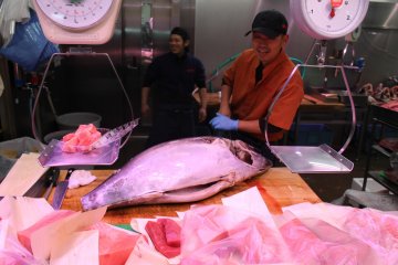 Memotong ikan tuna di depan pelanggan