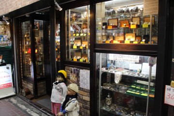 Salah satu toko di sepanjang jalan arcade bagian dalam