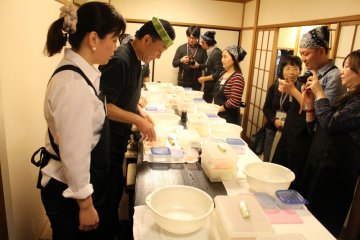 Koki sushi yang mempraktekkan dasar menyiapkan sushi