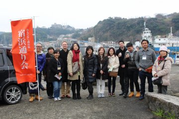 Foto bersama oleh tur JTB yang ada di dekat Shukuhama-dori