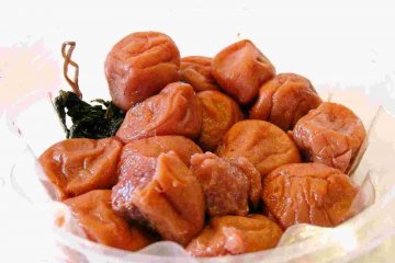 Umeboshi... hidangan yang tidak semua orang suka, tapi patut dicoba