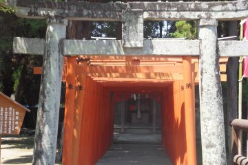 Le sanctuaire indiqu&eacute; par des torii rouges