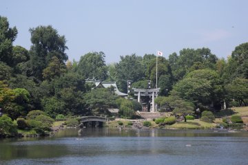 Le drapeau japonais flotte doucement avec la brise d'&eacute;t&eacute;