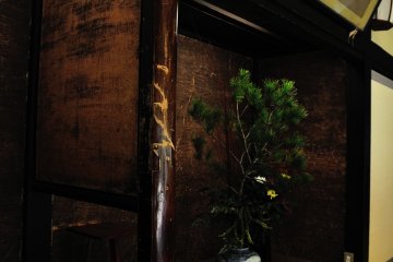 <p>The alcove in the 'Room of Dragon' on the second floor. The famous sword cuts a historical figure Ryoma Sakamoto made can be seen on one pillar.</p>